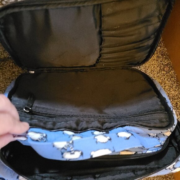 Vera Bradley Blue Penguin Lot of 3 Bags - Grand Traveler, Makeup/Toiletry and ID - Picture 8 of 14